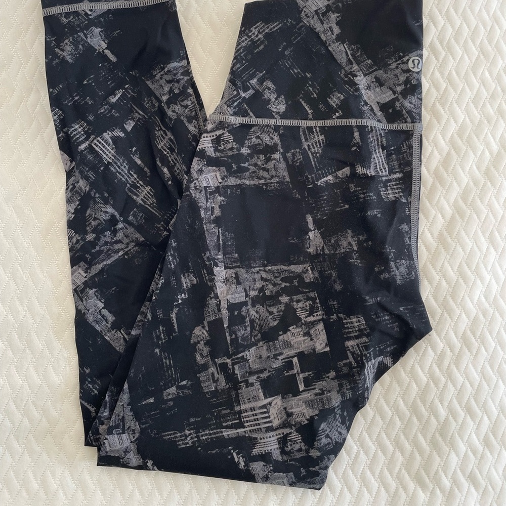 Size 6 lululemon wunder under leggings